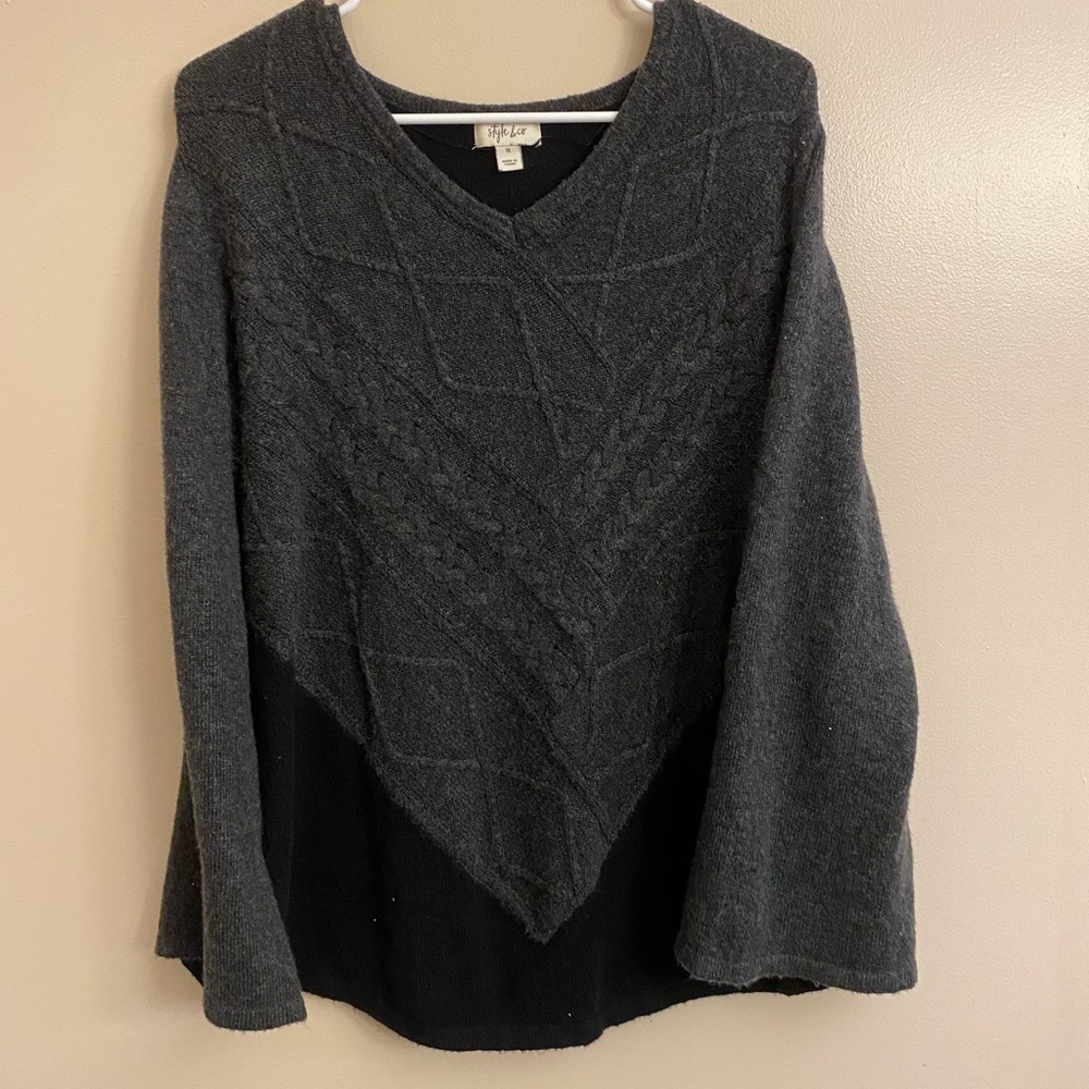 Woman’s plus size sweater 1xl two toned loose sleeve cute sweater
